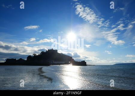 Silhouette des ikonischen St. Michael's Mount, Cornwall, UK - John Gollop Stockfoto