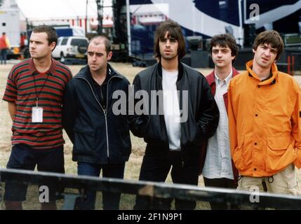 Datei Foto vom 07/05/95 von Oasis vor ihrem Knebworth Park Konzert. (Von links nach rechts) Schlagzeuger Alan White, Rhythmusgitarrist Paul 'Bonehead' Arthurs, Leadsänger Liam Gallagher, Bassist Paul 'Guigsy' McGuigan und Gitarrist und Songwriter Noel Gallagher. Ein Konzertvertrag aus den frühen Tagen der Rockband Oasis, die zur Versteigerung bei Hansons Auctioneers' Musik Memorabilia Verkauf in Etwall bei Derby, Derbyshire, am 23. März mit einer Schätzung von ??1.500 gehen wird. Ausgabedatum: Dienstag, 9. März 2021. Stockfoto