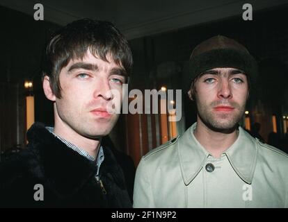 Datei-Foto vom 23/08/96 der Brüder Liam (rechts) und Noel Gallagher, Sänger und Gitarrist der Band Oasis. Ein Konzertvertrag aus den frühen Tagen der Rockband Oasis, die zur Versteigerung bei Hansons Auctioneers' Musik Memorabilia Verkauf in Etwall bei Derby, Derbyshire, am 23. März mit einer Schätzung von ??1.500 gehen wird. Ausgabedatum: Dienstag, 9. März 2021. Stockfoto