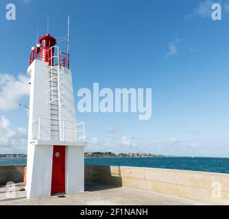 Nahaufnahme des Hafens und der Hafenbeleuchtung In Saint-Malo in der Bretagne Stockfoto