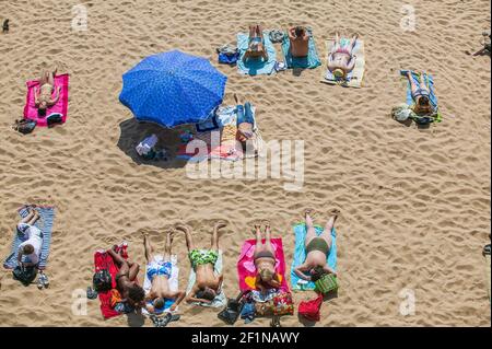 Saint Malo, Frankreich, Bretagne - 03-06-2021, Menschen am Strand von Saint Malo, genießen die ersten warmen Tage des Jahres in Zeiten von Corona, halten dist Stockfoto