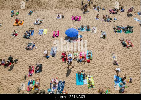 Saint Malo, Frankreich, Bretagne - 03-06-2021, Menschen am Strand von Saint Malo, genießen die ersten warmen Tage des Jahres in Zeiten von Corona, halten dist Stockfoto