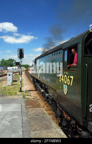Southern Region Battle of Britain Class Pacific No 34067 Tangmere mit dem britischen Pullman vom Bahnhof Salisbury aus. 12th.Juli 2006. Stockfoto