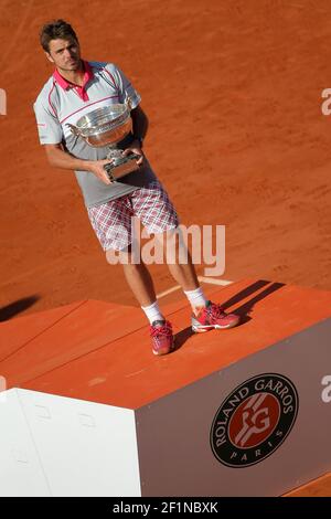 Stan Wawrinka (SUI) ist mit der Trophäe abgebildet, Stan gewann gegen Novak Djokovic (SRB) während der French Tennis Open im Roland Garros Stadion in Paris, Frankreich, Final Men, am 7. Juni 2015. Foto Stephane ALLAMAN / DPPI Stockfoto