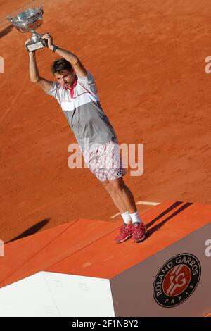 Stan Wawrinka (SUI) ist mit der Trophäe abgebildet, Stan gewann gegen Novak Djokovic (SRB) während der French Tennis Open im Roland Garros Stadion in Paris, Frankreich, Final Men, am 7. Juni 2015. Foto Stephane ALLAMAN / DPPI Stockfoto