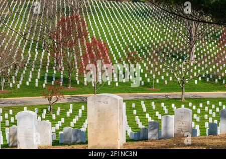 Arlington, Virginia, USA ca. April 2018: Grabsteine auf dem Nationalfriedhof von Arlington Stockfoto