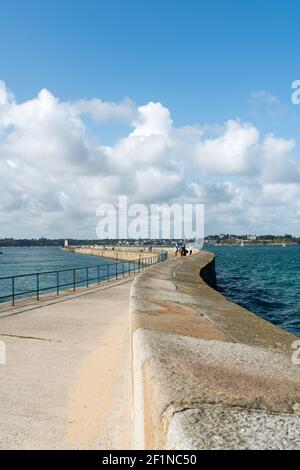 Die lange und gewundene Hafenmole in Saint-Malo Stockfoto