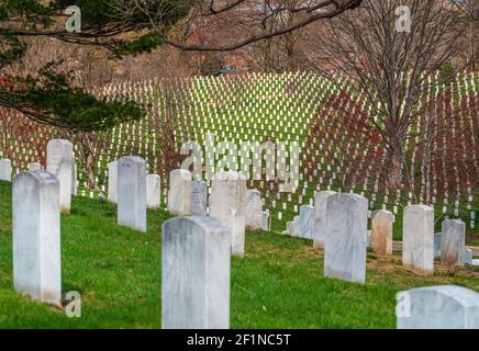 Arlington, Virginia, USA ca. April 2018: Grabsteine auf dem Nationalfriedhof von Arlington Stockfoto