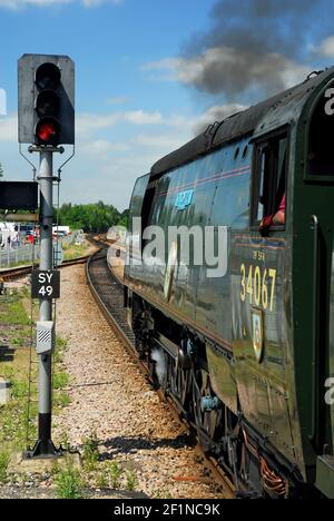 Southern Region Battle of Britain Class Pacific No 34067 Tangmere mit dem britischen Pullman vom Bahnhof Salisbury aus. 12th.Juli 2006. Stockfoto