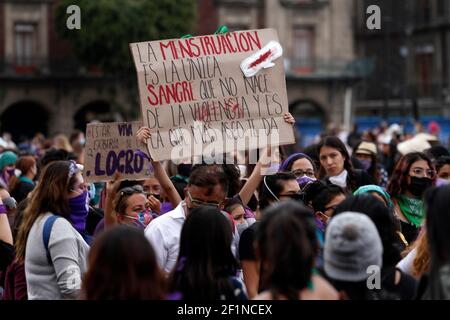 Hunderte von Frauen protestieren vor dem Nationalpalast, dem Hauptquartier der Regierung von Mexiko und der Residenz von Präsident Andrés Manuel López Obrador, um ihre Aufmerksamkeit auf ihre Forderungen an die Familien der Opfer von Frauenmorden zu fordern, um die Verbrechen, geschlechtsspezifische Gewalt und Diskriminierung zu lösen. Außerdem fordern feministische Gruppen eine neue Geschlechterpolitik angesichts der verschiedenen Verletzungen ihrer Menschen-, Arbeits- und Sozialrechte, werden von der Polizei mit Gasen und Löschstaub zerstreut. Am 8. März 2021 in Mexiko-Stadt, Mexiko (Foto by Eyepix/Sipa USA) Stockfoto