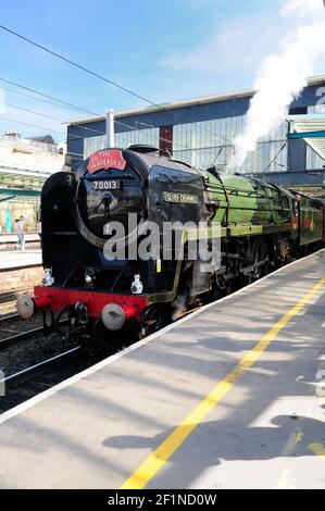 BR Standard Class Pacific No 70013 Oliver Cromwell am Bahnhof Carlisle Citadel nach dem Schleppen der Hadrianfahrt von Hellifield. 12.09.2009. Stockfoto