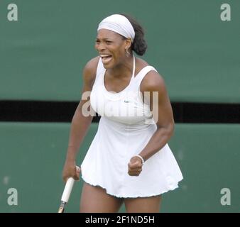 WIMBLEDON 2007 7th TAG 2/7/07. S.WILLIAMS, NACHDEM SIE WÄHREND IHRES MATCHES MIT D.HANTUCHOVA VERLETZT WURDE, BILD DAVID ASHDOWN Stockfoto