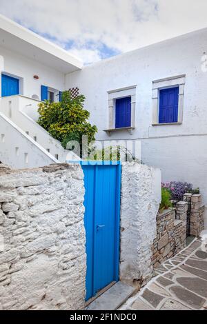 Traditionelle weiße Häuser in Lefkes Dorf, eine alte, byzantinische Siedlung mit malerischer Architektur in Paros Insel, Kykladen, Griechenland, Europ Stockfoto