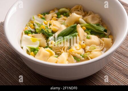 Tortellini-Suppe mit Hühnchen und Käse und Gemüse Stockfoto