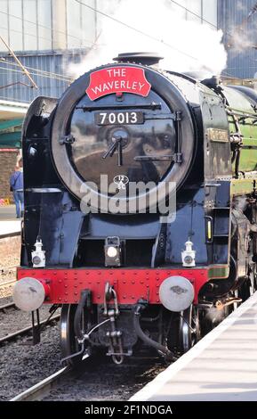 BR Standard Class Pacific No 70013 Oliver Cromwell am Bahnhof Carlisle Citadel nach dem Schleppen der Hadrianfahrt von Hellifield. 12.09.2009. Stockfoto