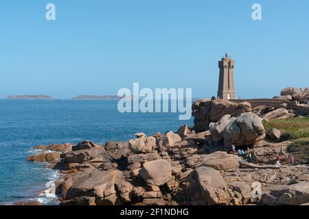 Touristen besuchen den Leuchtturm Men Ruz an einem schönen Tag Im Sommer Urlaub in der Bretagne Stockfoto