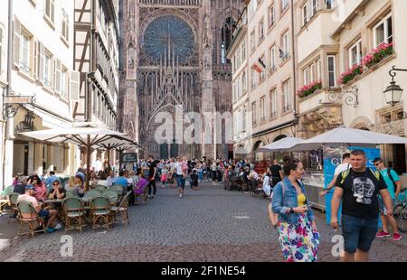 Blick auf den Straßburger Dom und viele Touristen auf der Rue Merciere Straße im Hochsommer Stockfoto