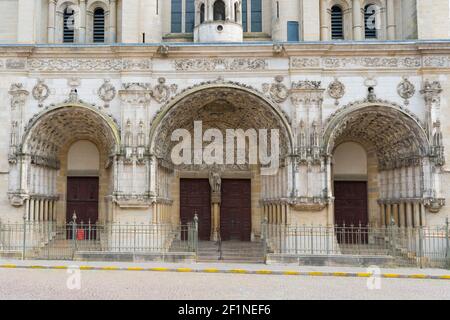 Nahaufnahme der drei Türen des historischen Kirche Saint Michel in der Altstadt von Dijon Stockfoto