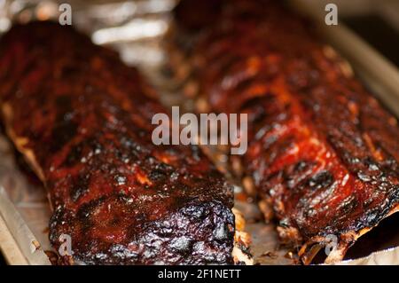 Im Ofen gebackene gegrillte Schweinefleischrippen Stockfoto