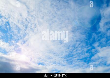 Himmelshintergrund, weite Himmelslandschaft, szenischer Blick auf den Himmel bei Sonnenuntergang Stockfoto