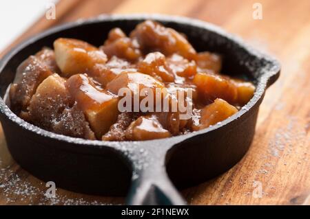 Gebackene Apfel Dessert in einer gusseisernen Pfanne Stockfoto