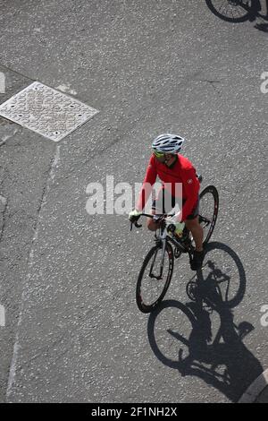 Hoher Aussichtspunkt des Radfahrers mit Schatten auf der Straße Stockfoto