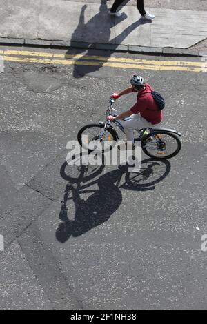 Hoher Aussichtspunkt des Radfahrers mit Schatten auf der Straße Stockfoto