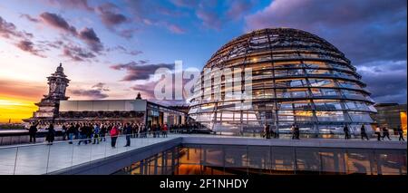 Touristen in der Nähe der schönen Reichstagskuppel in Berlin, Deutschland Stockfoto