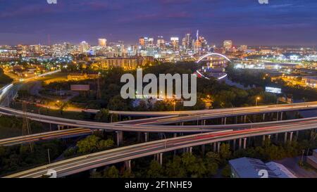 Der Verkehr am frühen Morgen erzeugt leichte Streifen bei Langzeitbelichtung Nashville Tennessee Stockfoto