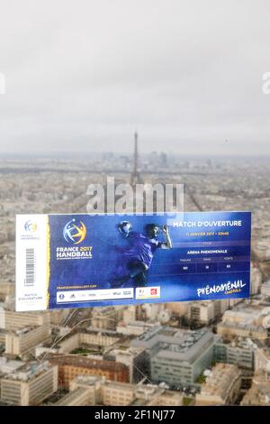 Kartendarstellung mit Eiffelturm im Hintergrund bei der Pressekonferenz der nächsten Handball Mondial 2017 in Frankreich, am 5. Januar 2016 bei Tour Montparnasse in Paris, Frankreich - Foto Stephane Allaman / DPPI Stockfoto