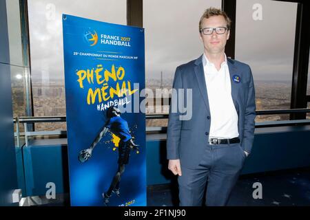 Edouard Donnelly (CO France Handball 2017) mit Eiffelturm im Hintergrund bei der Pressekonferenz der nächsten Handball Mondial 2017 in Frankreich, am 5. Januar 2016 in Tour Montparnasse in Paris, Frankreich - Foto Stephane Allaman / DPPI Stockfoto