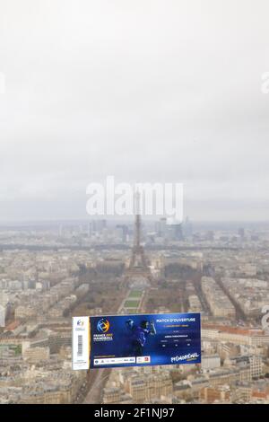 Kartendarstellung mit Eiffelturm im Hintergrund bei der Pressekonferenz der nächsten Handball Mondial 2017 in Frankreich, am 5. Januar 2016 bei Tour Montparnasse in Paris, Frankreich - Foto Stephane Allaman / DPPI Stockfoto