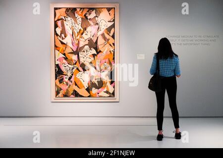 Eine Frau schaut sich ein Gemälde in der Ausstellung Lee Krasner:Living Colour im Barbican Centre in London genauer an. Die Künstlerin war eine Schlüsselfigur der amerikanischen Kunst und Pionierin des Abstrakten Impressionismus. Sie ist die erste große Ausstellung ihrer Arbeit seit mehr als 50 Jahren und erzählt die Geschichte einer beeindruckenden Künstlerin, deren Bedeutung zu oft durch ihre Ehe mit Jackson Pollock in den Schatten gestellt wurde. Bildnachweis sollte lauten: Katie Collins/EMPICS/Alamy Stockfoto