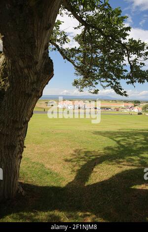 Turnberry Golf Club, South Ayrshire, Schottland, Großbritannien. Der weltberühmte Trump Turnberry Golf Course liegt auf einer wunderschönen Halbinsel von Links an der Küste von South Ayrshire, mit spektakulärem Blick über den Firth of Clyde zu den Inseln Arran und Ailsa Craig, die Mull of Kintyre und sogar nach Irland an einem klaren Tag. Blick auf den Club Course, den Leuchtturm und die Insel Arran vom Trump Turnberry Hotel Stockfoto