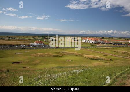 Turnberry Golf Club, South Ayrshire, Schottland, Großbritannien. Der weltberühmte Trump Turnberry Golf Course liegt auf einer wunderschönen Halbinsel von Links an der Küste von South Ayrshire, mit spektakulärem Blick über den Firth of Clyde zu den Inseln Arran und Ailsa Craig, die Mull of Kintyre und sogar nach Irland an einem klaren Tag. Blick auf den Club Course, den Leuchtturm und die Insel Arran vom Trump Turnberry Hotel Stockfoto