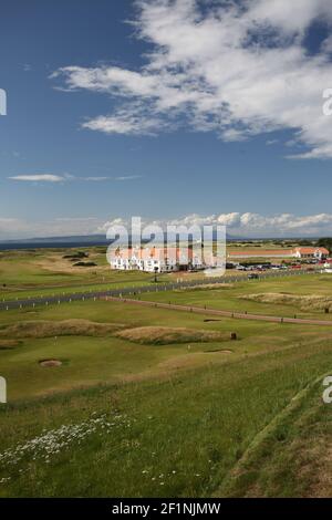 Turnberry Golf Club, South Ayrshire, Schottland, Großbritannien. Der weltberühmte Trump Turnberry Golf Course liegt auf einer wunderschönen Halbinsel von Links an der Küste von South Ayrshire, mit spektakulärem Blick über den Firth of Clyde zu den Inseln Arran und Ailsa Craig, die Mull of Kintyre und sogar nach Irland an einem klaren Tag. Blick auf den Club Course, den Leuchtturm und die Insel Arran vom Trump Turnberry Hotel Stockfoto