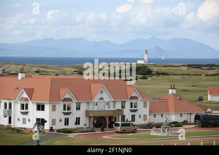 Turnberry Golf Club, South Ayrshire, Schottland, Großbritannien. Der weltberühmte Trump Turnberry Golf Course liegt auf einer wunderschönen Halbinsel von Links an der Küste von South Ayrshire, mit spektakulärem Blick über den Firth of Clyde zu den Inseln Arran und Ailsa Craig, die Mull of Kintyre und sogar nach Irland an einem klaren Tag. Blick auf den Club Course, den Leuchtturm und die Insel Arran vom Trump Turnberry Hotel Stockfoto