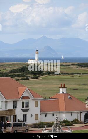 Turnberry Golf Club, South Ayrshire, Schottland, Großbritannien. Der weltberühmte Trump Turnberry Golf Course liegt auf einer wunderschönen Halbinsel von Links an der Küste von South Ayrshire, mit spektakulärem Blick über den Firth of Clyde zu den Inseln Arran und Ailsa Craig, die Mull of Kintyre und sogar nach Irland an einem klaren Tag. Blick auf den Club Course, den Leuchtturm und die Insel Arran vom Trump Turnberry Hotel Stockfoto
