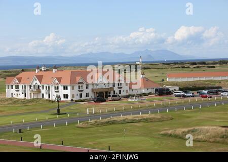 Turnberry Golf Club, South Ayrshire, Schottland, Großbritannien. Der weltberühmte Trump Turnberry Golf Course liegt auf einer wunderschönen Halbinsel von Links an der Küste von South Ayrshire, mit spektakulärem Blick über den Firth of Clyde zu den Inseln Arran und Ailsa Craig, die Mull of Kintyre und sogar nach Irland an einem klaren Tag. Blick auf den Club Course, den Leuchtturm und die Insel Arran vom Trump Turnberry Hotel Stockfoto