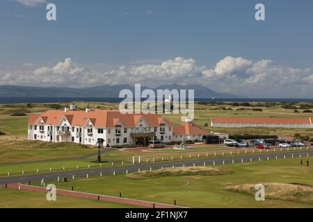 Turnberry Golf Club, South Ayrshire, Schottland, Großbritannien. Der weltberühmte Trump Turnberry Golf Course liegt auf einer wunderschönen Halbinsel von Links an der Küste von South Ayrshire, mit spektakulärem Blick über den Firth of Clyde zu den Inseln Arran und Ailsa Craig, die Mull of Kintyre und sogar nach Irland an einem klaren Tag. Blick auf den Club Course, den Leuchtturm und die Insel Arran vom Trump Turnberry Hotel Stockfoto