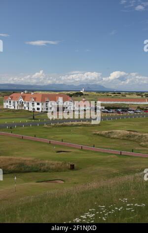 Turnberry Golf Club, South Ayrshire, Schottland, Großbritannien. Der weltberühmte Trump Turnberry Golf Course liegt auf einer wunderschönen Halbinsel von Links an der Küste von South Ayrshire, mit spektakulärem Blick über den Firth of Clyde zu den Inseln Arran und Ailsa Craig, die Mull of Kintyre und sogar nach Irland an einem klaren Tag. Blick auf den Club Course, den Leuchtturm und die Insel Arran vom Trump Turnberry Hotel Stockfoto