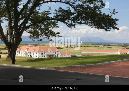 Turnberry Golf Club, South Ayrshire, Schottland, Großbritannien. Der weltberühmte Trump Turnberry Golf Course liegt auf einer wunderschönen Halbinsel von Links an der Küste von South Ayrshire, mit spektakulärem Blick über den Firth of Clyde zu den Inseln Arran und Ailsa Craig, die Mull of Kintyre und sogar nach Irland an einem klaren Tag. Blick auf den Club Course, den Leuchtturm und die Insel Arran vom Trump Turnberry Hotel Stockfoto