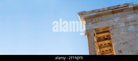 Historische Marmorteile und hellenistische, griechische Säulen von der Parthenon Akropolis in Athen, Griechenland. Panoramaansicht mit großem Kopierbereich. Stockfoto