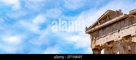 Historische Marmorteile und hellenistische, griechische Säulen von der Parthenon Akropolis in Athen, Griechenland. Panoramaansicht mit großem Kopierbereich. Stockfoto