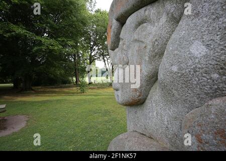 Rozelle Park, Ayr, Ayrshire, Schottland, Großbritannien. 05. Juni 2018.Granite Skulptur von lokalen Ayr geboren Künstler Ronald Rae, das Stück ist bekannt, hier abgebildet ist, die Golgotha Madonna. In tiefem Relief geschnitzt zeigt diese Skulptur die Angst der Madonna am Kreuz. Ein Metallbolzen, der an einer Seite des Steins eingebettet ist, symbolisiert ihren Schmerz. Der Granit für die Skulptur stammt aus der alten Hafenmauer in Ayr. Es gibt vier Skupturen, die alle mit Handwerkzeugen geschnitzt wurden Stockfoto