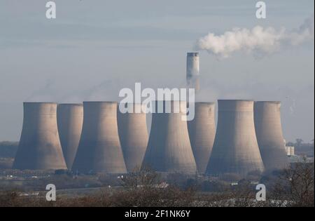 Kegworth, Leicestershire, Großbritannien. 9th. März 2021. Das Kraftwerk Ratcliffe-on-Soar wird von Kegworth aus als Rushcliffe Borough Council betrachtet, um einen Interessenbekundung für den Standort des Kohlekraftwerks UniperÕs zu diskutieren, der einen Kernfusionsreaktor aufnehmen soll, wenn er 2025 stillgelegt wird. Credit Darren Staples/Alamy Live News. Stockfoto