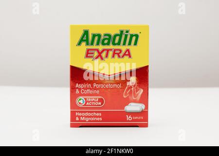 London / UK - März 8th 2021 - Anadin Extra Medikamentenbox, enthält Aspirin Paracetamol und Koffein Stockfoto