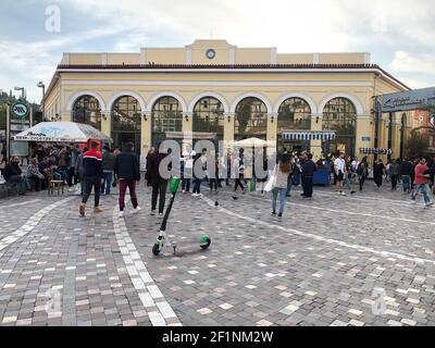 E-Scooter im Stadtzentrum von Athen. Mit Menschen zu verwenden und zu Fuß Stockfoto