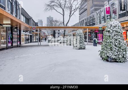 Rotterdam, Niederlande, 7. Februar 2021: Lijnbaan Fußgängerzone Einkaufsstraße, fast verlassen und schneebedeckt, an einem kalten Wintertag Stockfoto