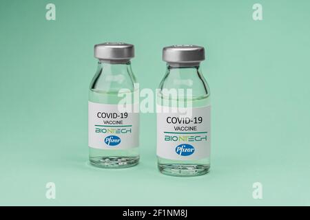 Izmir, Türkei - November 18 2020: Coronavirus-Impfstoff-Konzept und Hintergrund. Neuer Impfstoff pfizer und biontech isoliert auf grünem Hintergrund. Covid-19, Stockfoto